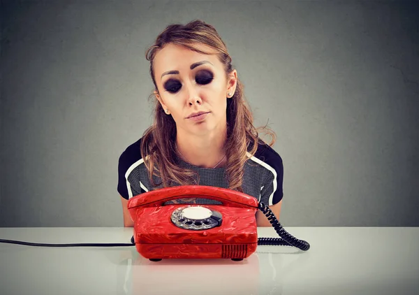 Mujer triste desesperada esperando a que alguien la llame — Foto de Stock