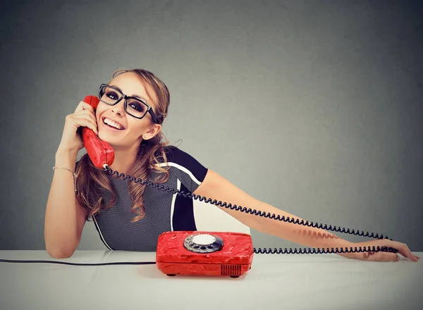 Glad rolig söker ung kvinna ringer någon — Stockfoto