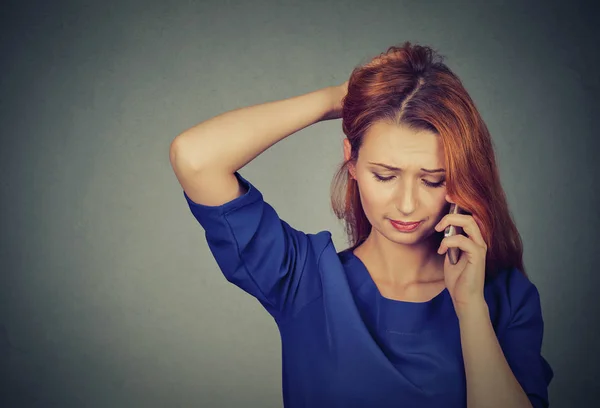 Nieszczęśliwa kobieta martwi się rozmawia przez telefon — Zdjęcie stockowe