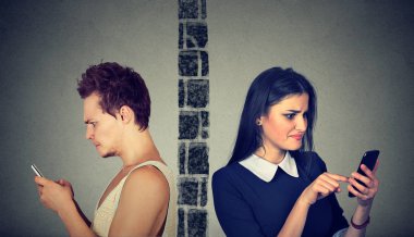 Kızgın çift erkek ve kadın her diğer üstünde hareket eden telefon tatma duvarla ayrılmış üzgün 
