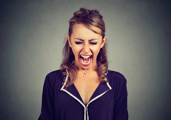 Portret van een boos, gefrustreerd jonge vrouw schreeuwen — Stockfoto