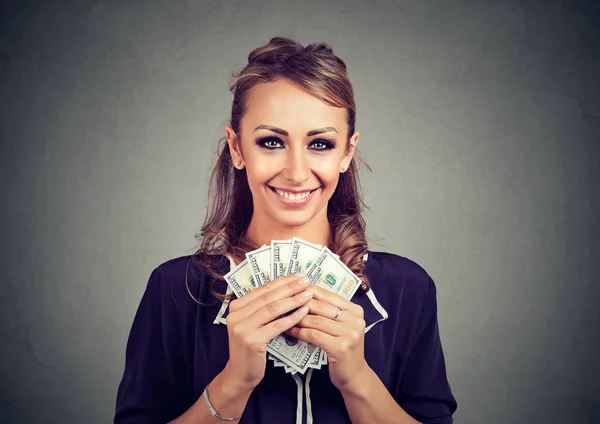 Joven mujer de negocios sosteniendo billetes en dólares — Foto de Stock