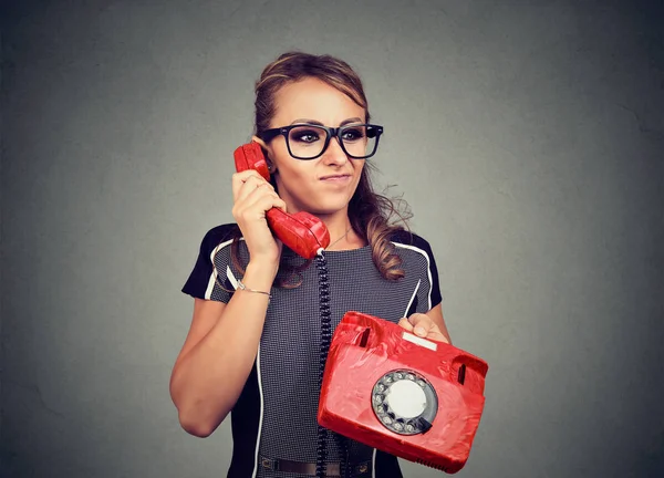 Grinig missnöjd ung kvinna efter att ha obehagliga telefonsamtal — Stockfoto