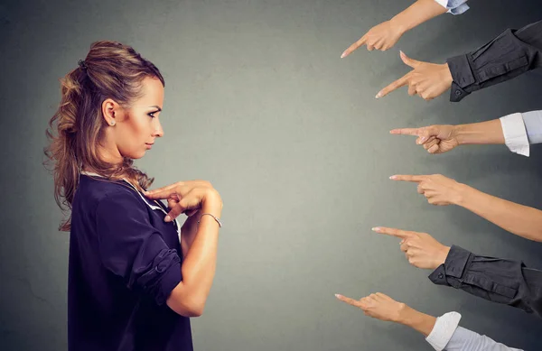 Incolpare te. Ansiosa donna arrabbiata giudicata da persone diverse che puntano il dito contro di lei . — Foto Stock