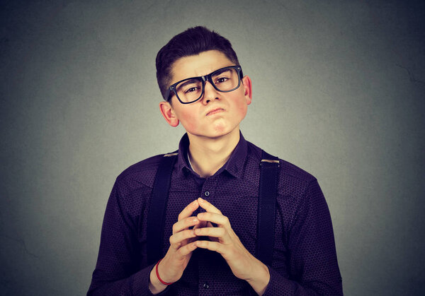 Человек со снобистским выражением лица
