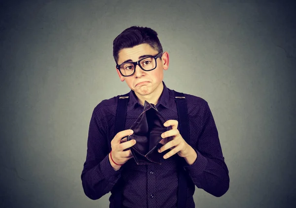 Trauriger Mann mit leerem Geldbeutel — Stockfoto