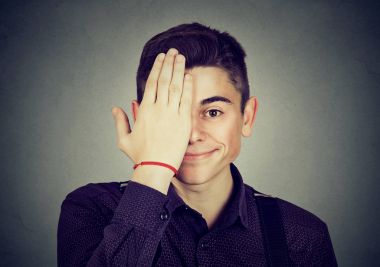 Mutlu adam komik ifade ve el ile üzerinden yarım yüz  