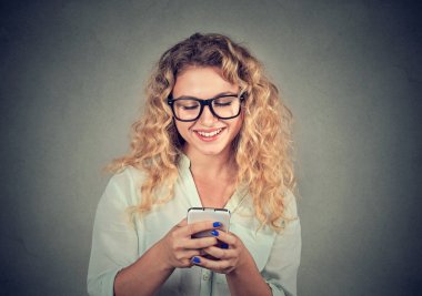 Bir cep telefonu kullanarak gözlük gülümseyen kadın