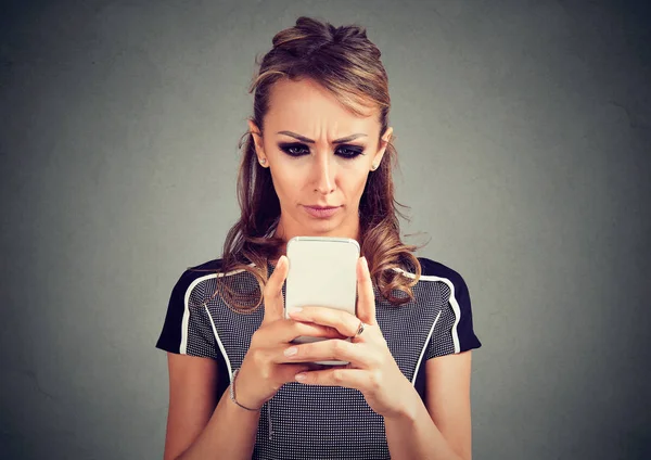 Poważne kobieta martwi się czytanie złe wiadomości na telefon komórkowy — Zdjęcie stockowe
