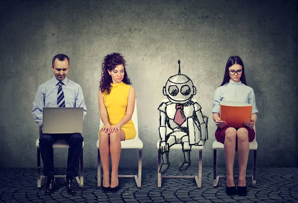 Robot de dibujos animados sentado en línea con los solicitantes humanos para una entrevista de trabajo — Foto de Stock