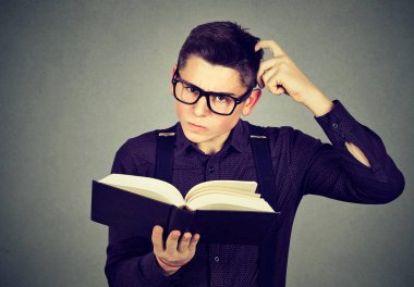 Gözlüklü bir kitabı okuduktan sonra çapraşık şaşkın adam 