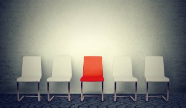 Bir iş kavramı için açılış. Orta beyaz sandalye ve kırmızı bir satır 