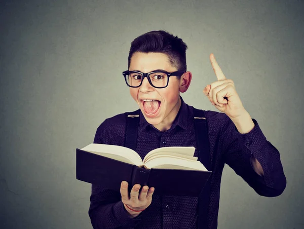 Aufgeregter junger Mann mit Buch hat eine gute Idee — Stockfoto
