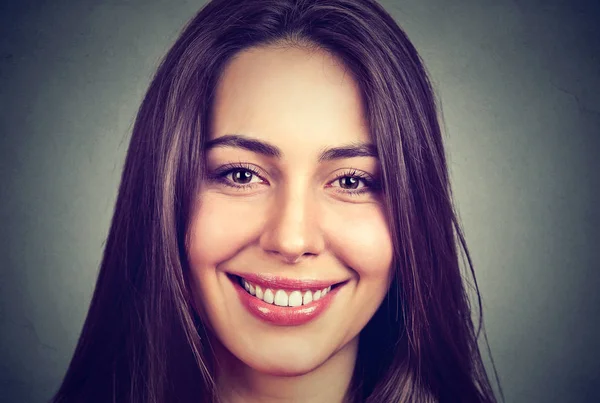 Портрет красивой улыбающейся женщины с идеальными белыми зубами — стоковое фото