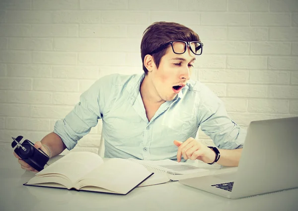 Estudante sonolento se preparando para os exames escolares bocejando — Fotografia de Stock