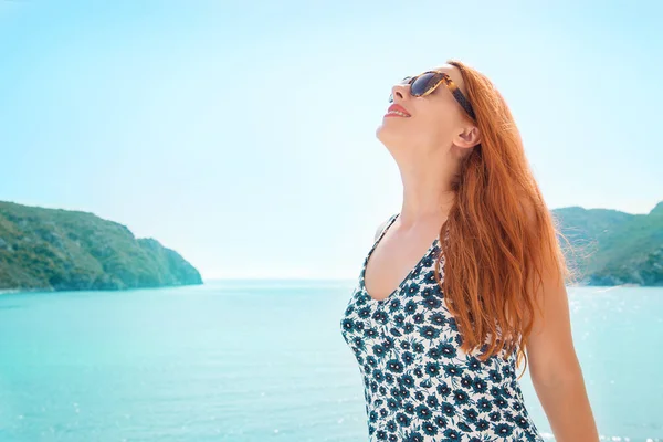 Mulher sorrindo respirando fundo desfrutando de liberdade e bom tempo junto ao mar. Emoções humanas positivas, expressão facial — Fotografia de Stock