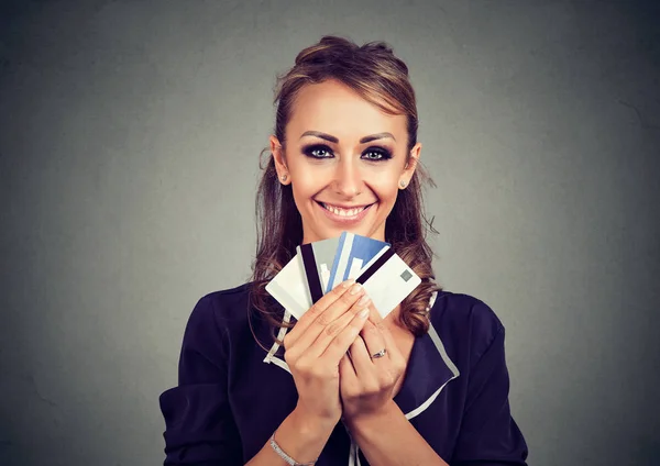 Mulher com muitos cartões de desconto de fidelidade de crédito diferentes — Fotografia de Stock