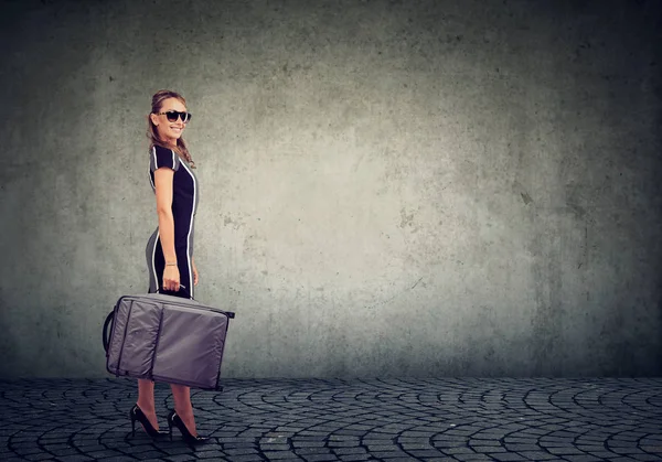 Beautiful young woman with suitcase ready to explore city — Stock Photo, Image