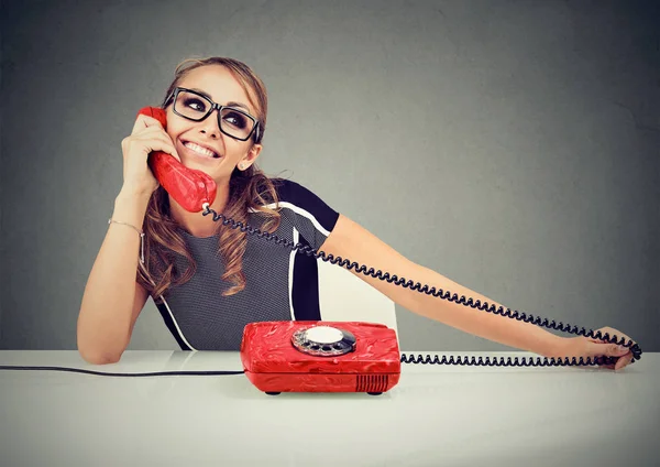 Feliz mujer joven de aspecto divertido llamando a alguien — Foto de Stock