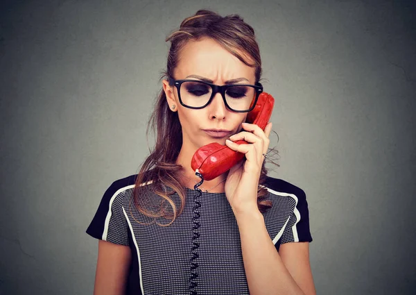 Mujer gruñona grave teniendo conversación desagradable llamada telefónica — Foto de Stock