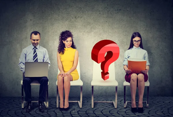Mensen wachten voor zakelijke job interview met een lege vraagteken stoel — Stockfoto