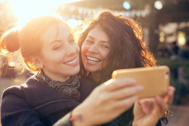 Arkadaşlar iki kadın selfie hafta sonu kaçamağı sırasında açık havada alarak