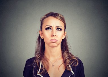 Rahatsız sıkılmış sinir bozucu genç kadın arıyorum 