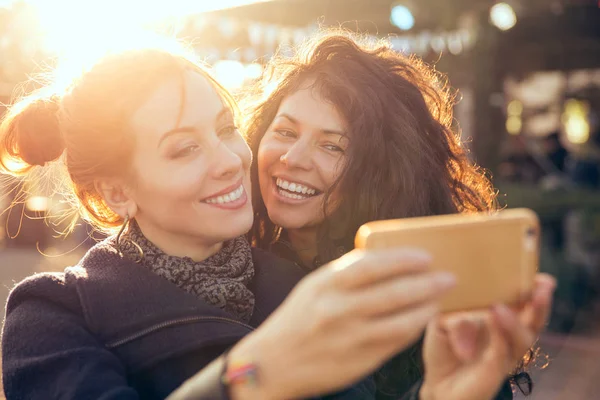 Amigas dos mujeres tomando selfie durante la escapada de fin de semana al aire libre —  Fotos de Stock