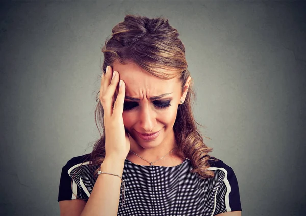 Verzweifelte junge Frau weint beim Blick nach unten — Stockfoto