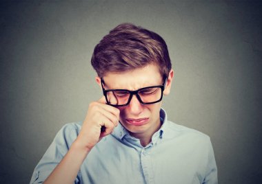 Ağlayan bir genç adam gözlüklü closeup portresi 