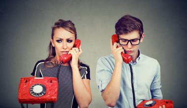 Genç çift erkek ve kadın birbirinizle telefonda konuşmak Sad karıştı 