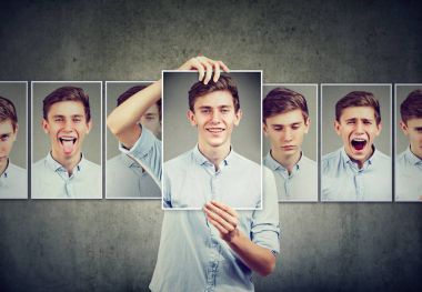 Maskeli adam genç farklı duygular yüz ifadeleri ifade 