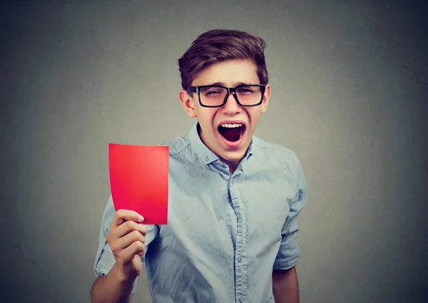 Young referee showing a red card screaming to stop — Stock Photo, Image