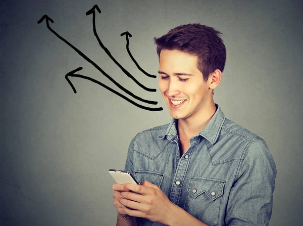 Homem feliz usando mensagens de texto de telefone celular — Fotografia de Stock