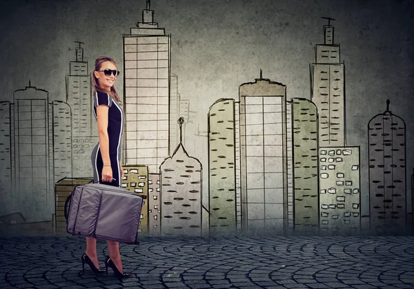 Vacker kvinna med resväska redo att utforska staden — Stockfoto