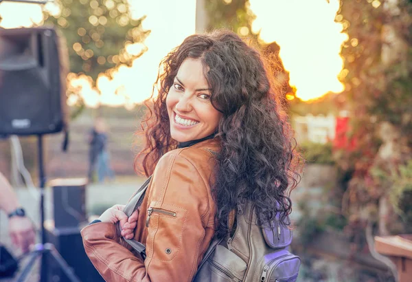 Portrait d'une belle femme heureuse à l'extérieur — Photo