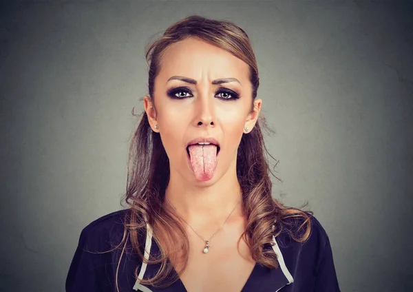 Retrato de cerca de una mujer sacando la lengua — Foto de Stock