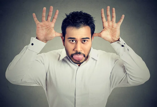 Hombre sacando su lengua burlándose de alguien —  Fotos de Stock