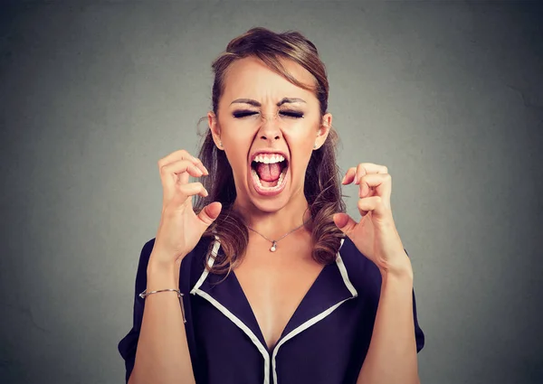 Arga frustrerade kvinnan skriker — Stockfoto