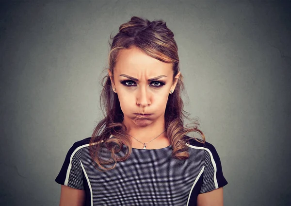 Retrato de cerca de una joven enojada — Foto de Stock