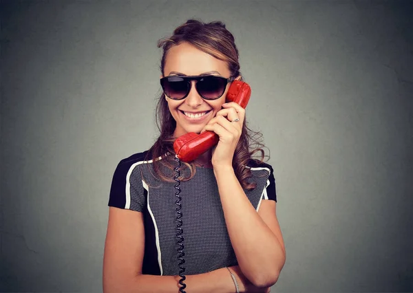 Joyeux jeune femme dans des lunettes de soleil parler sur un téléphone — Photo