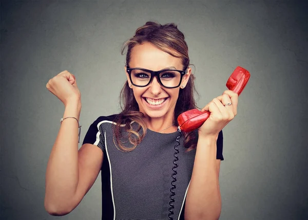 Junge Frau mit Brille erhält gute Nachrichten per Telefon — Stockfoto