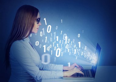 Bilgisayar Bilimleri öğrenme ekran dışında gelen ikili kod ile bir dizüstü bilgisayarda çalışma masasında oturan kadın  