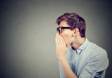 Sana söylemem gereken bir sırrım var. Bir dedikodu Fısıldayan Adam 