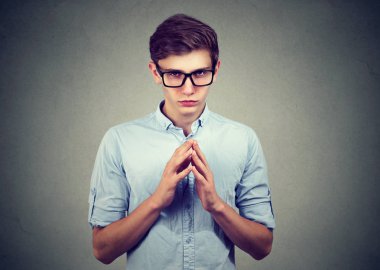 Bir şey çizmek çalışan kurnaz, entrikacı adam birisi vida 