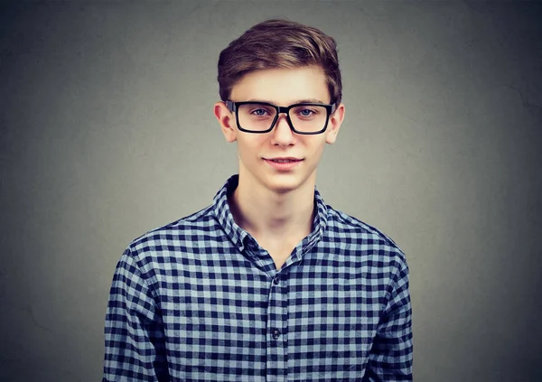 Portret van een koele jonge kerel in een gecontroleerde shirt — Stockfoto