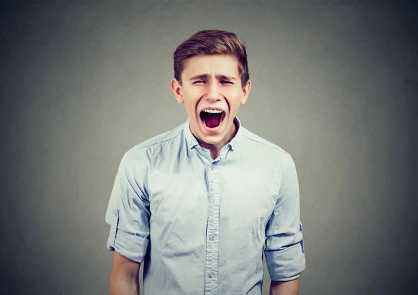 Porträtt av en arg ung man skriker — Stockfoto