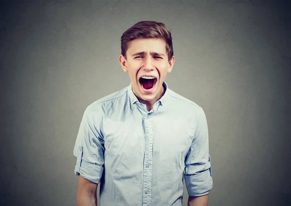 Retrato de un joven enojado gritando —  Fotos de Stock