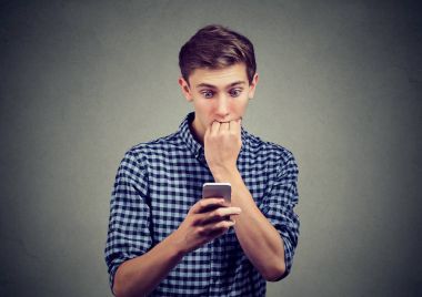 Mutsuz endişeli adam akıllı telefonunu arayan  