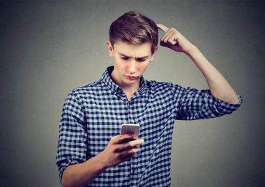 Genç adam cep telefonunuzun çözüm arıyor gördüğü şaşkın 